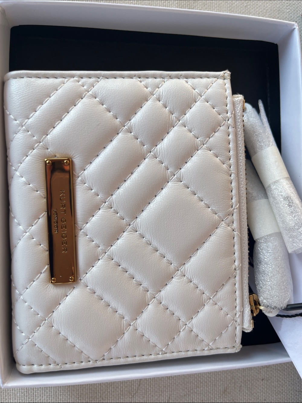 Kurt Geiger NWT and Box - White Quilted Leather Zip Card Holder with Gold Plate - Picture 3 of 11
